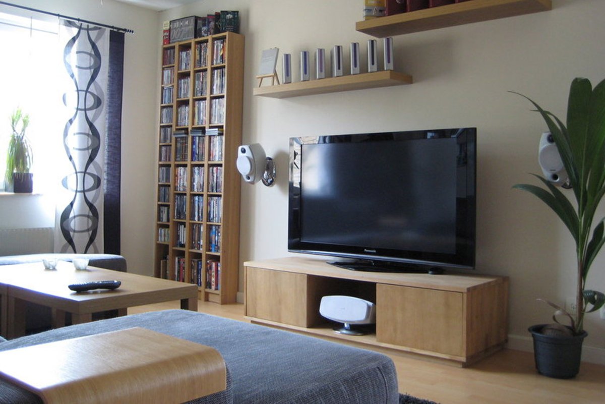 Настенная полка для телевизора
