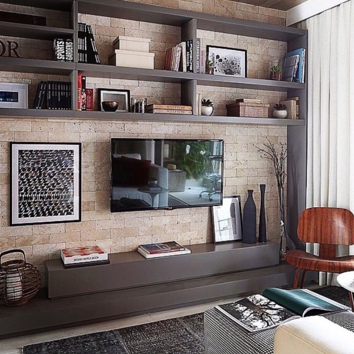 Полки на стене в гостиной