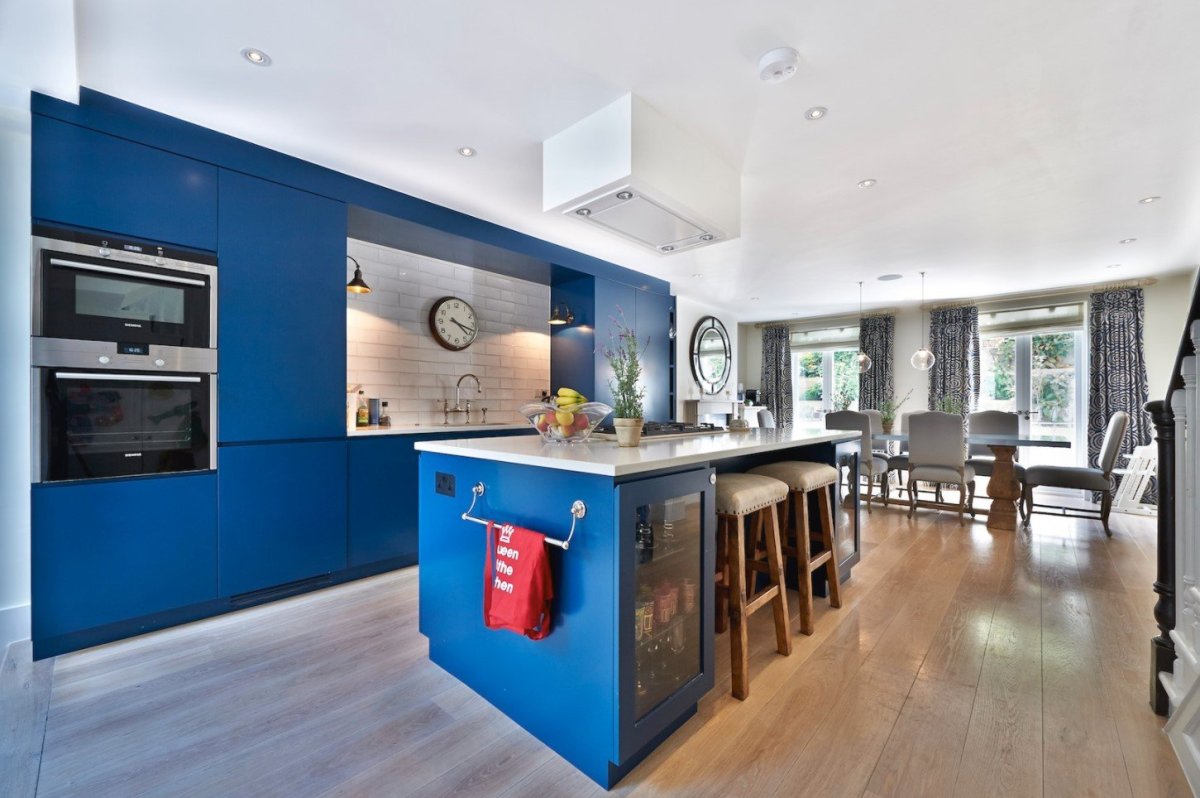 Синяя кухня с деревянной столешницей