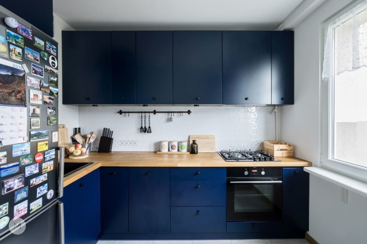 Синяя кухня с деревянной столешницей