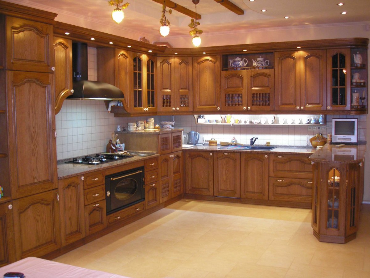 Кухня бежевая с деревом