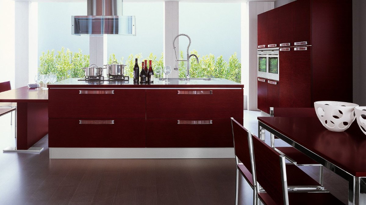Красная кухня с древесной столешницей