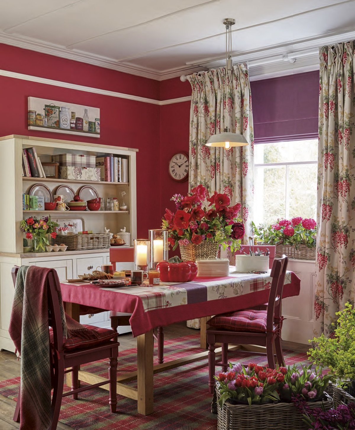 Красные стены на кухне