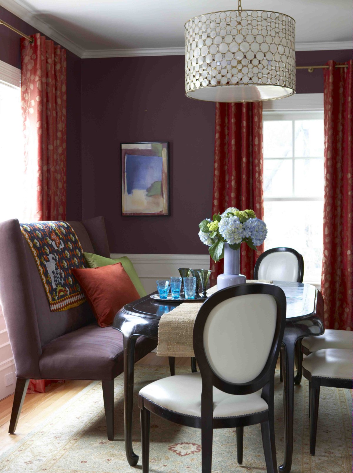 Бордовый цвет на кухне в сером интерьере