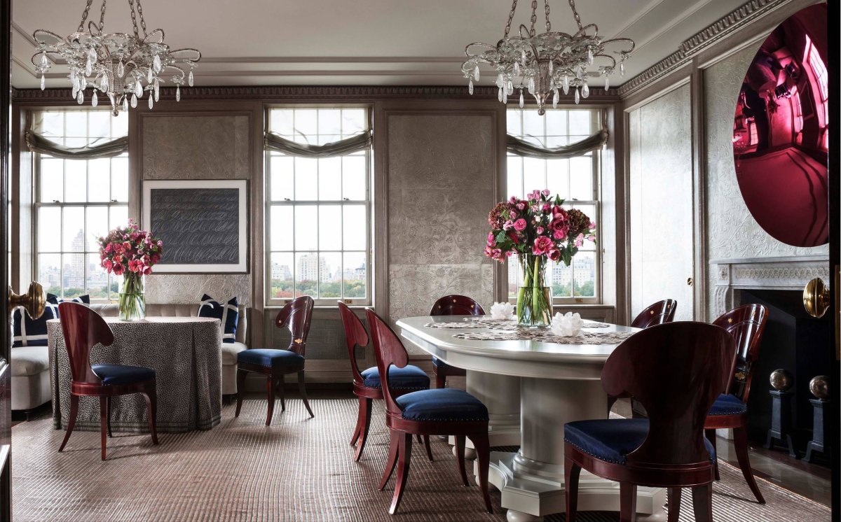 Фиолетовые стулья в интерьере кухни