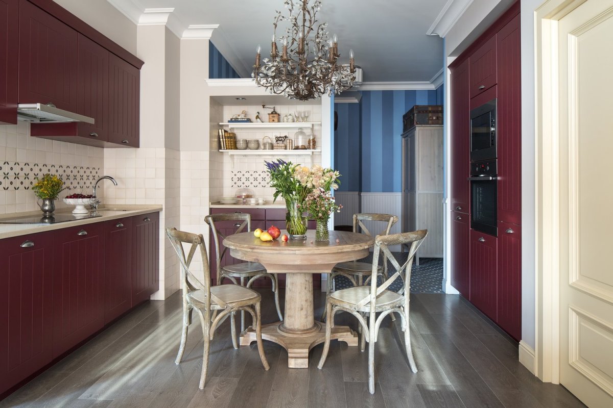 Столовая в бордовых тонах