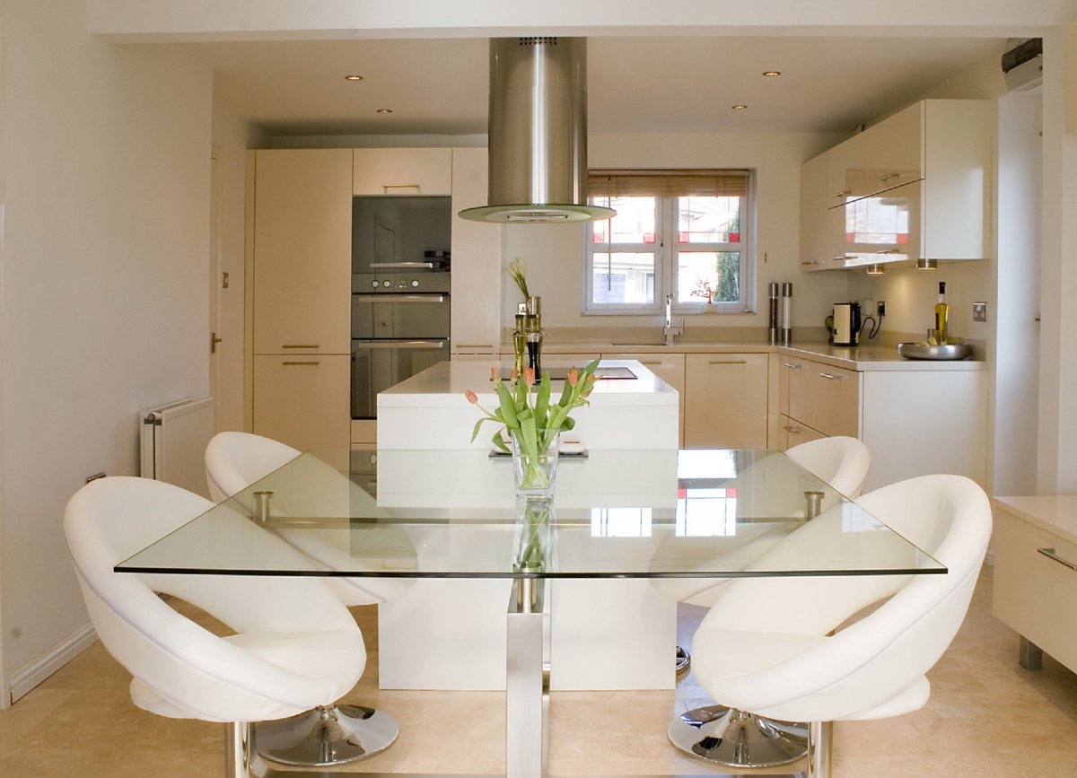 Стеклянный стол в интерьере кухни