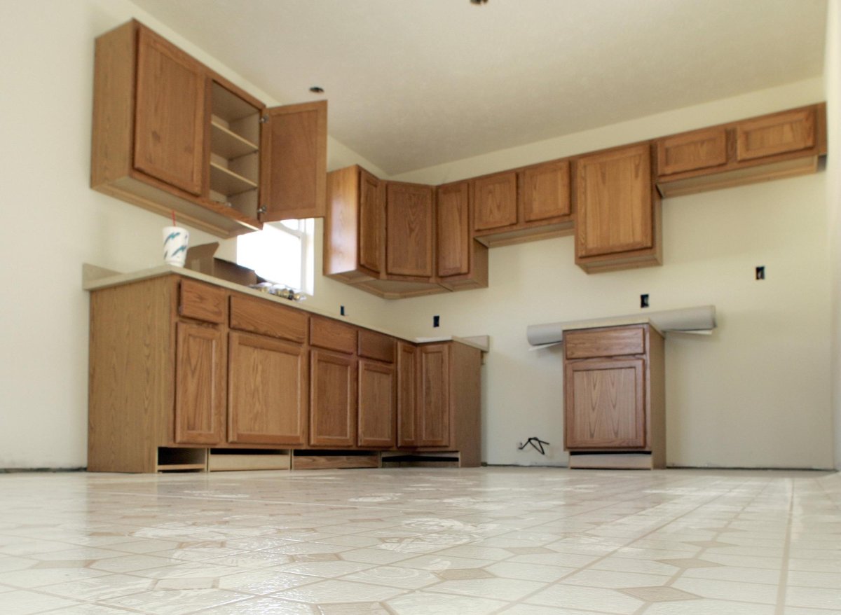 Светлый линолеум в интерьере кухни