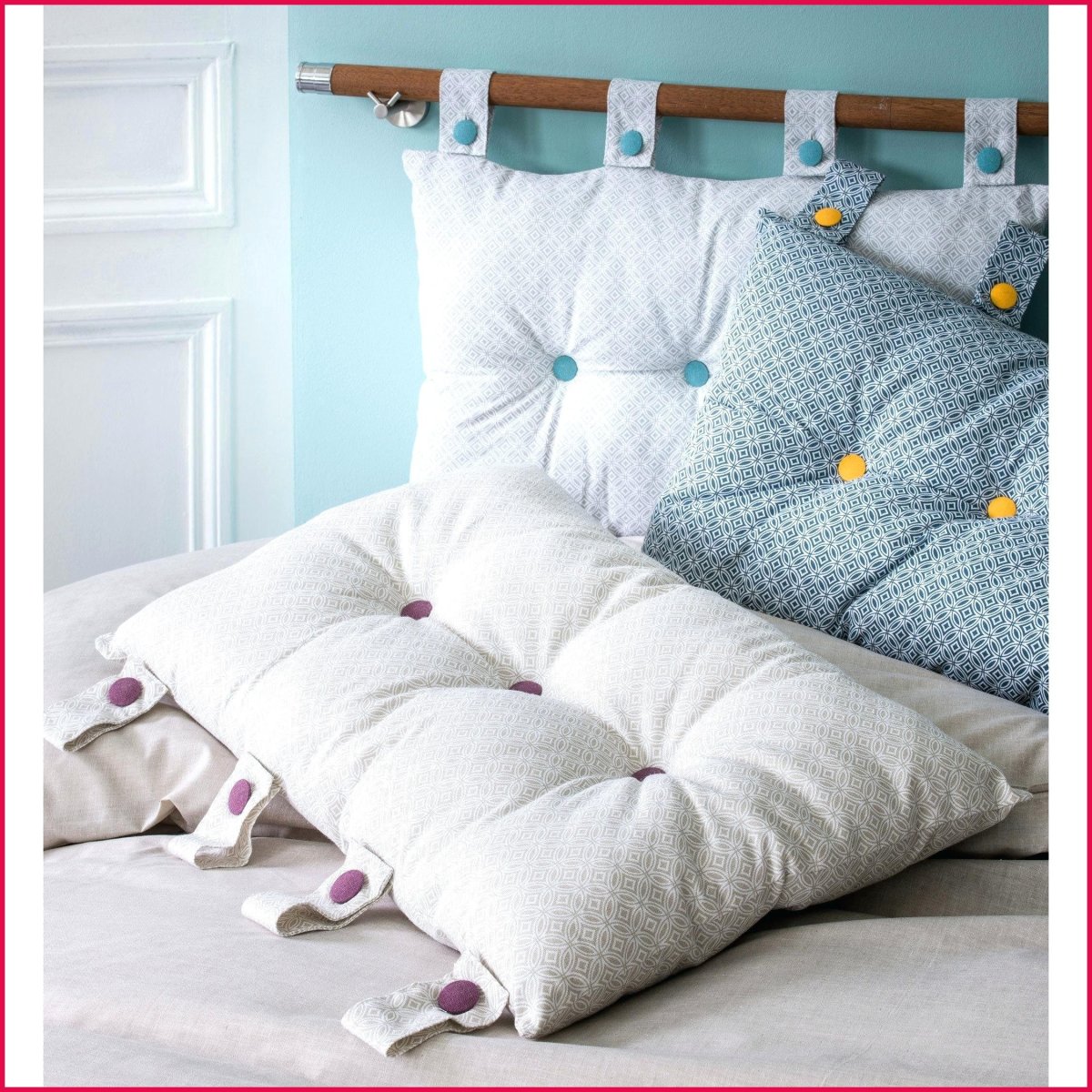 Длинные подушки на изголовье