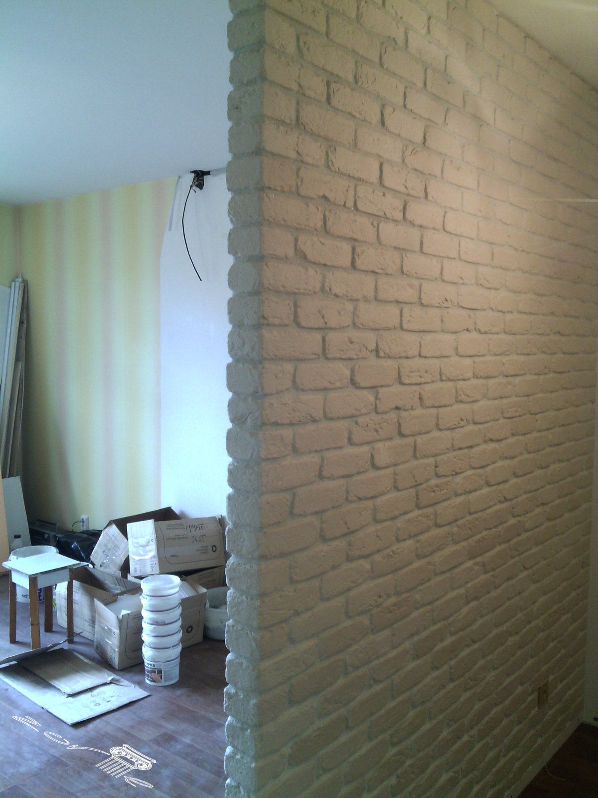 Гипсовая плитка в прихожей