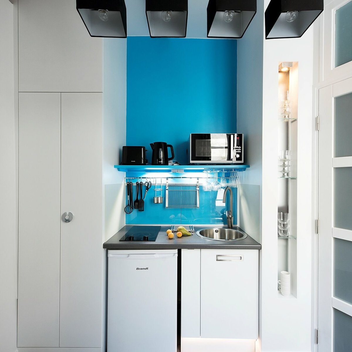 Микроволновая печь на маленькой кухне