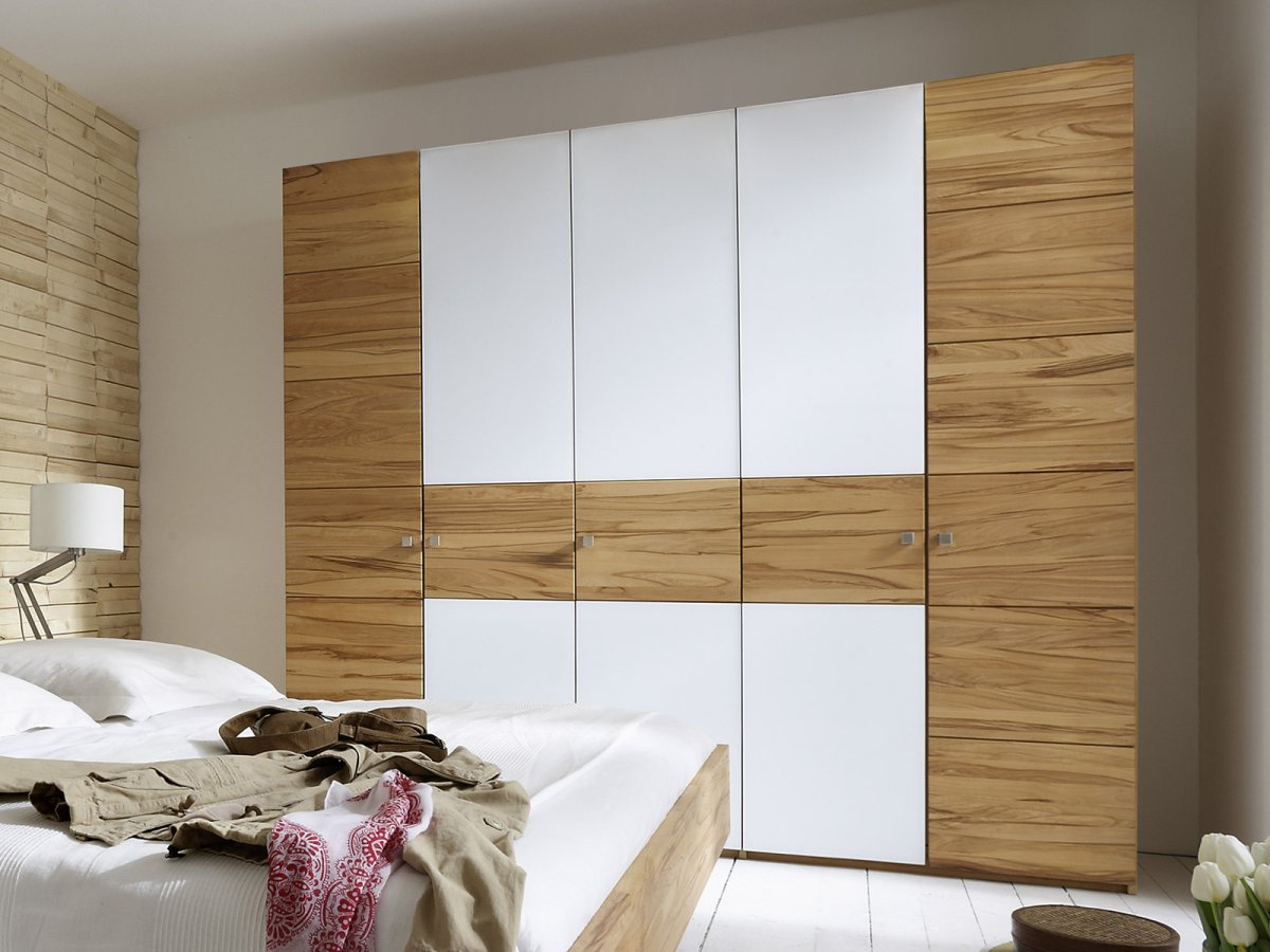 Стильный распашной шкаф в спальню