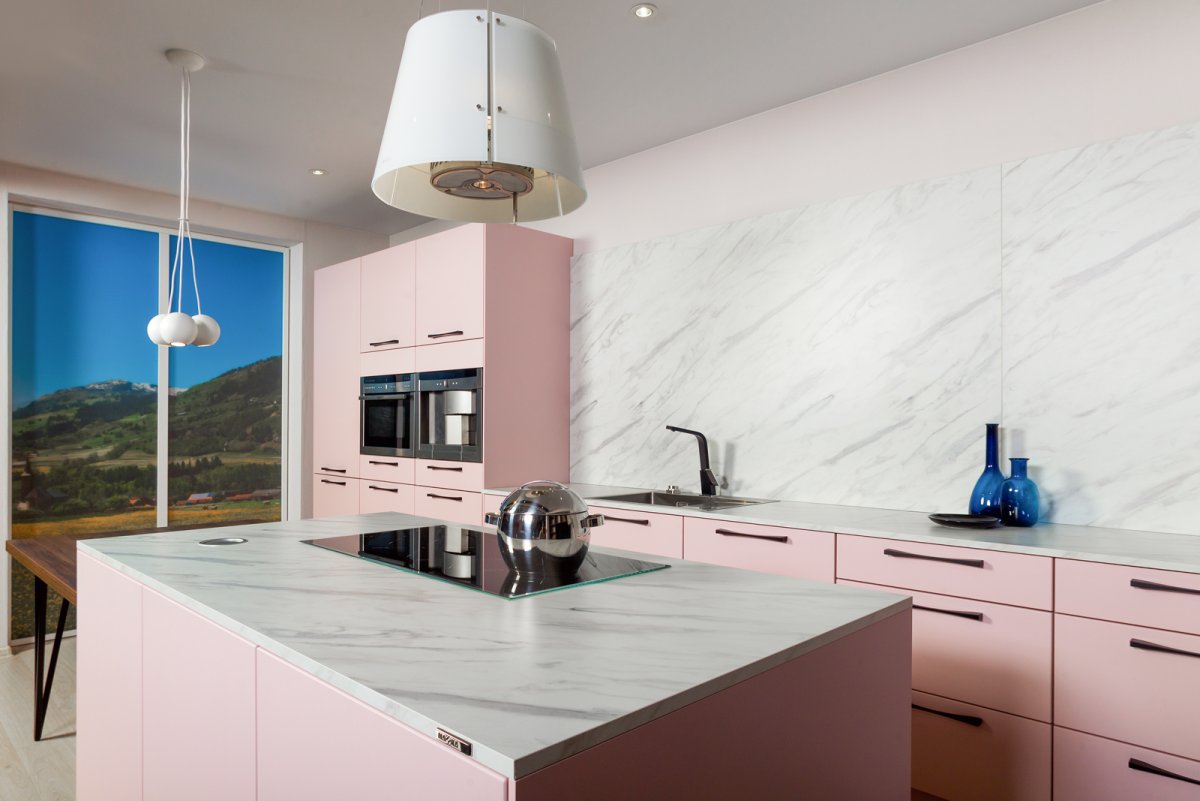 Серо розовая кухня