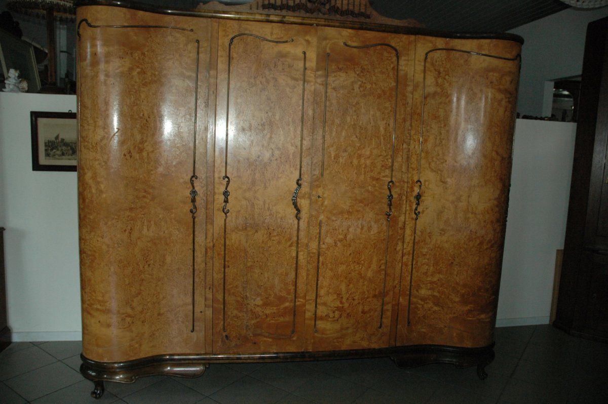 Старый полированный шкаф