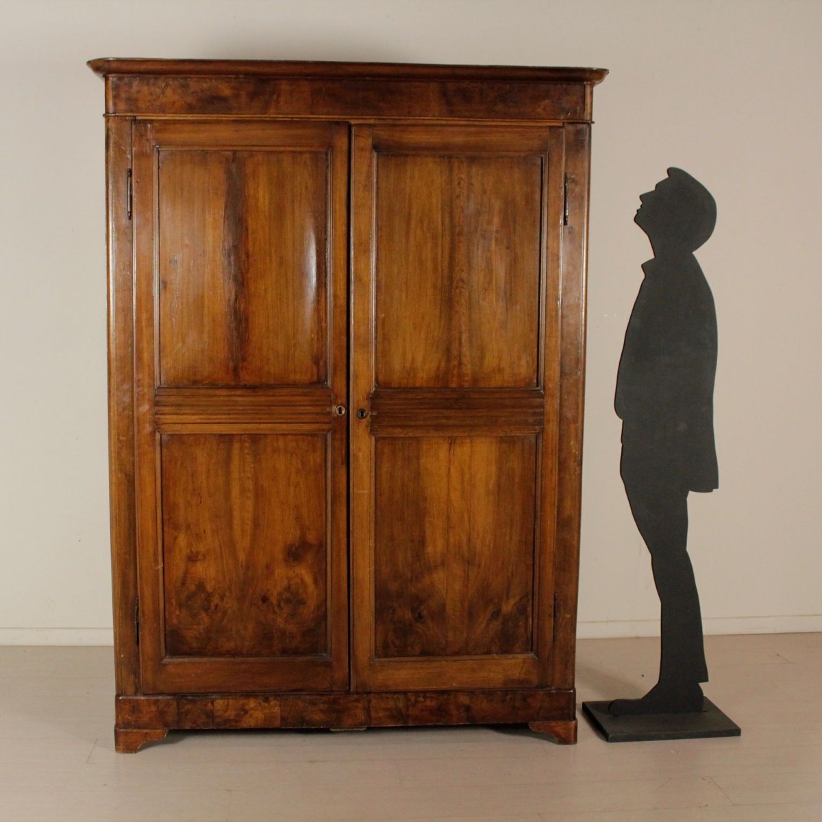 Старинный шифоньер