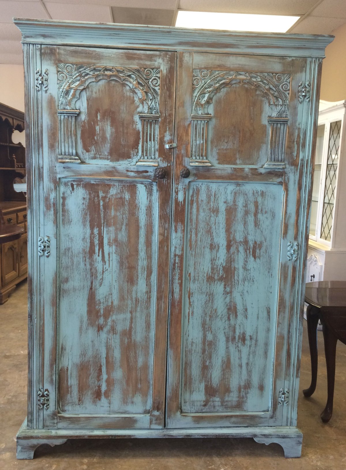 Потертый старый шкаф