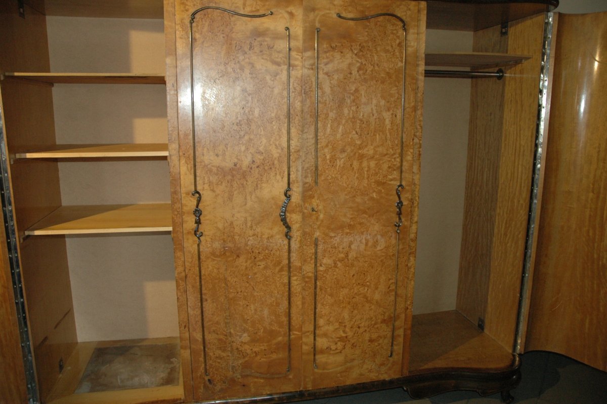 Старый дряхлый шкаф