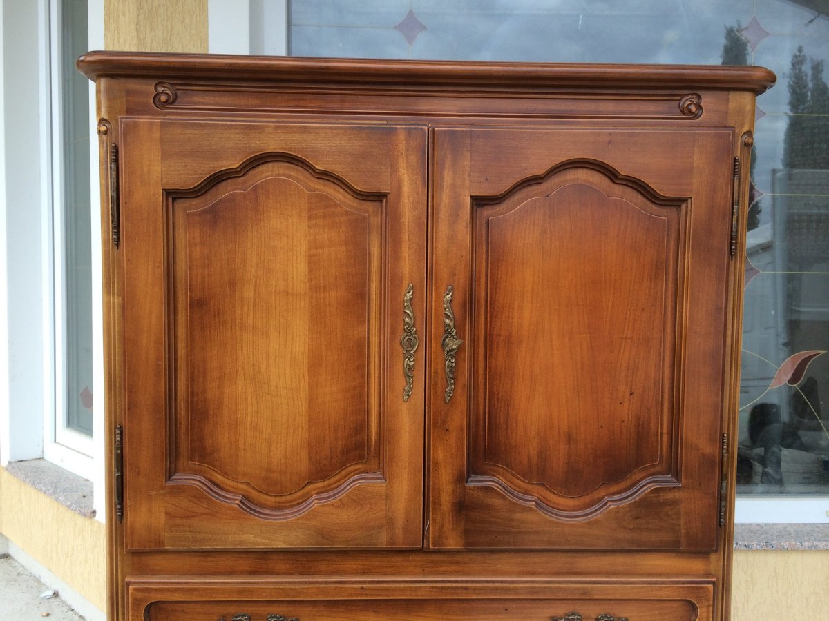 Старый шкаф с одеждой