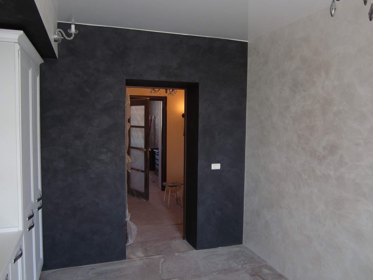 Комната в темных тонах стильная