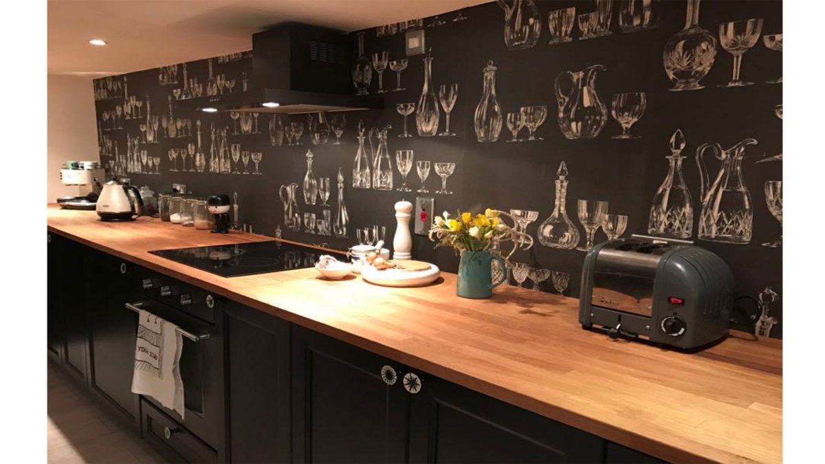 Отделка кухни обоями