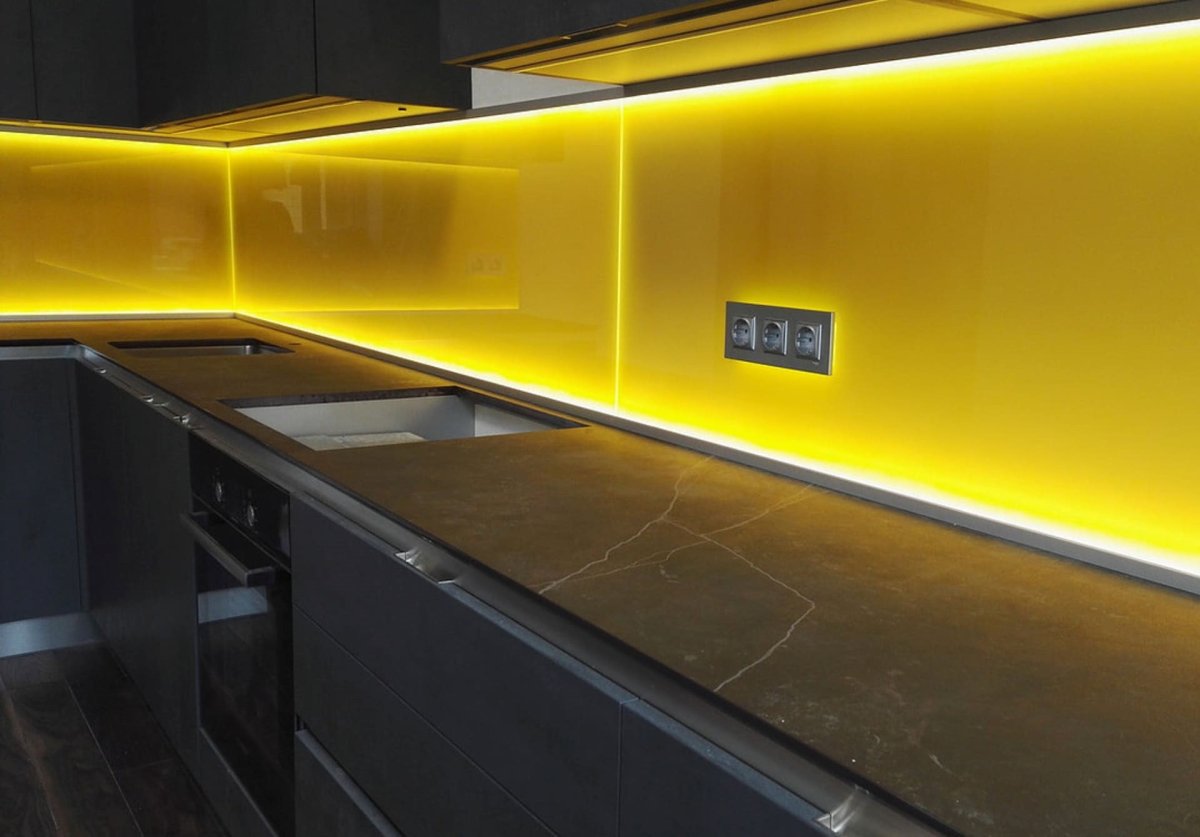 Стеклянный фартук с подсветкой