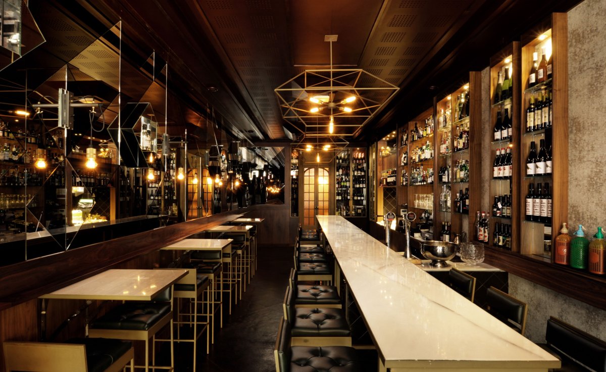 Пивной бар с людьми