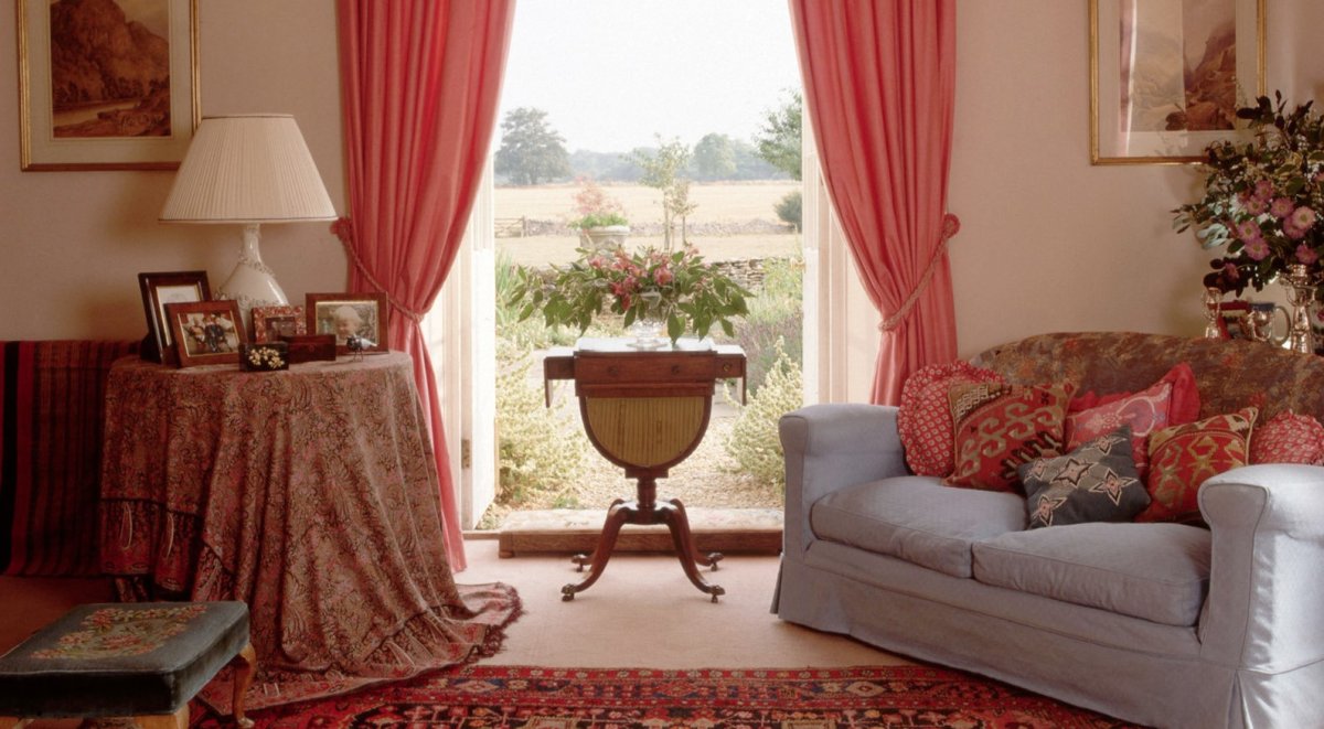 Оранжевые шторы в интерьере гостиной в бежевых