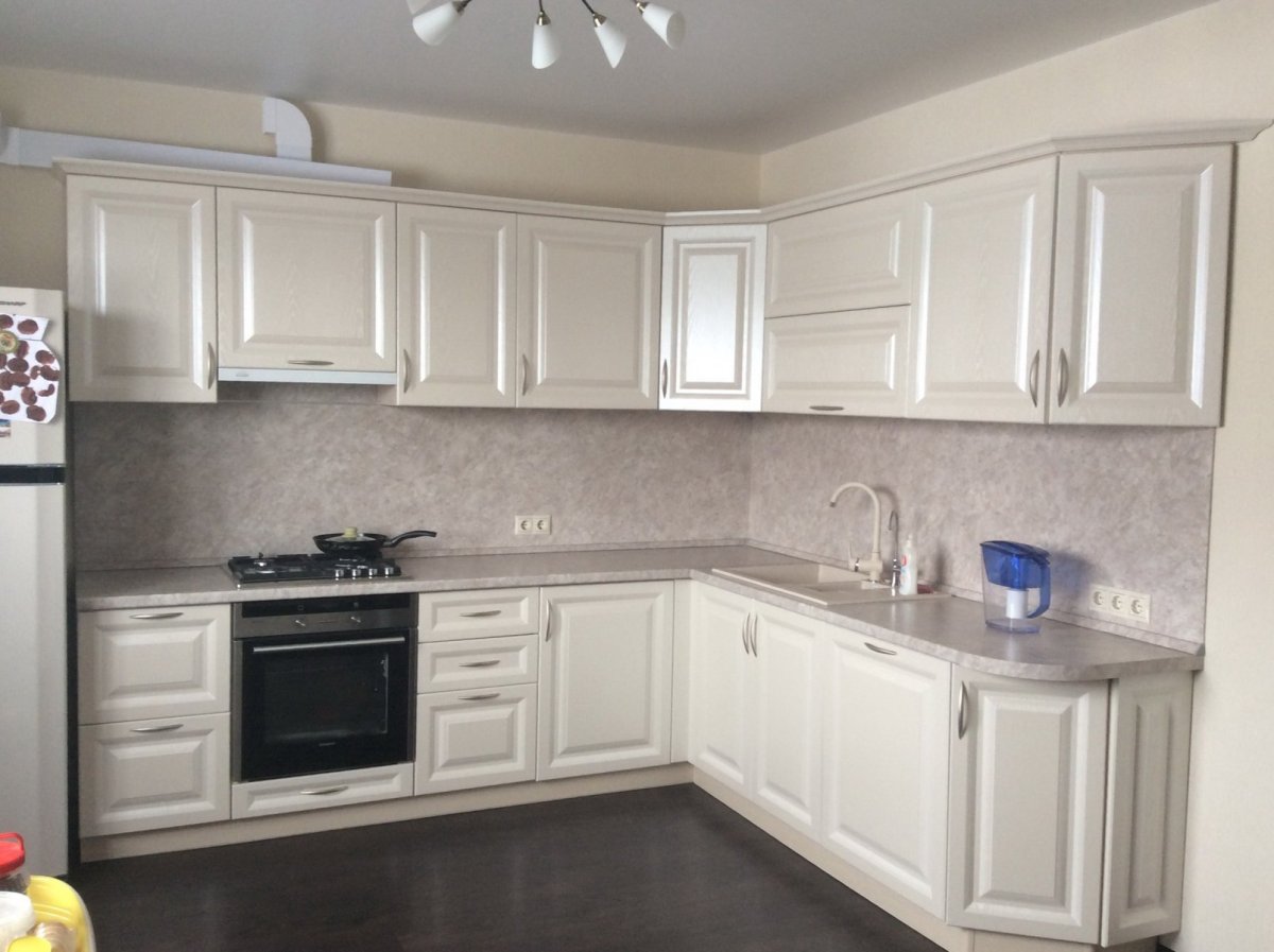 Бежевые стены на кухне