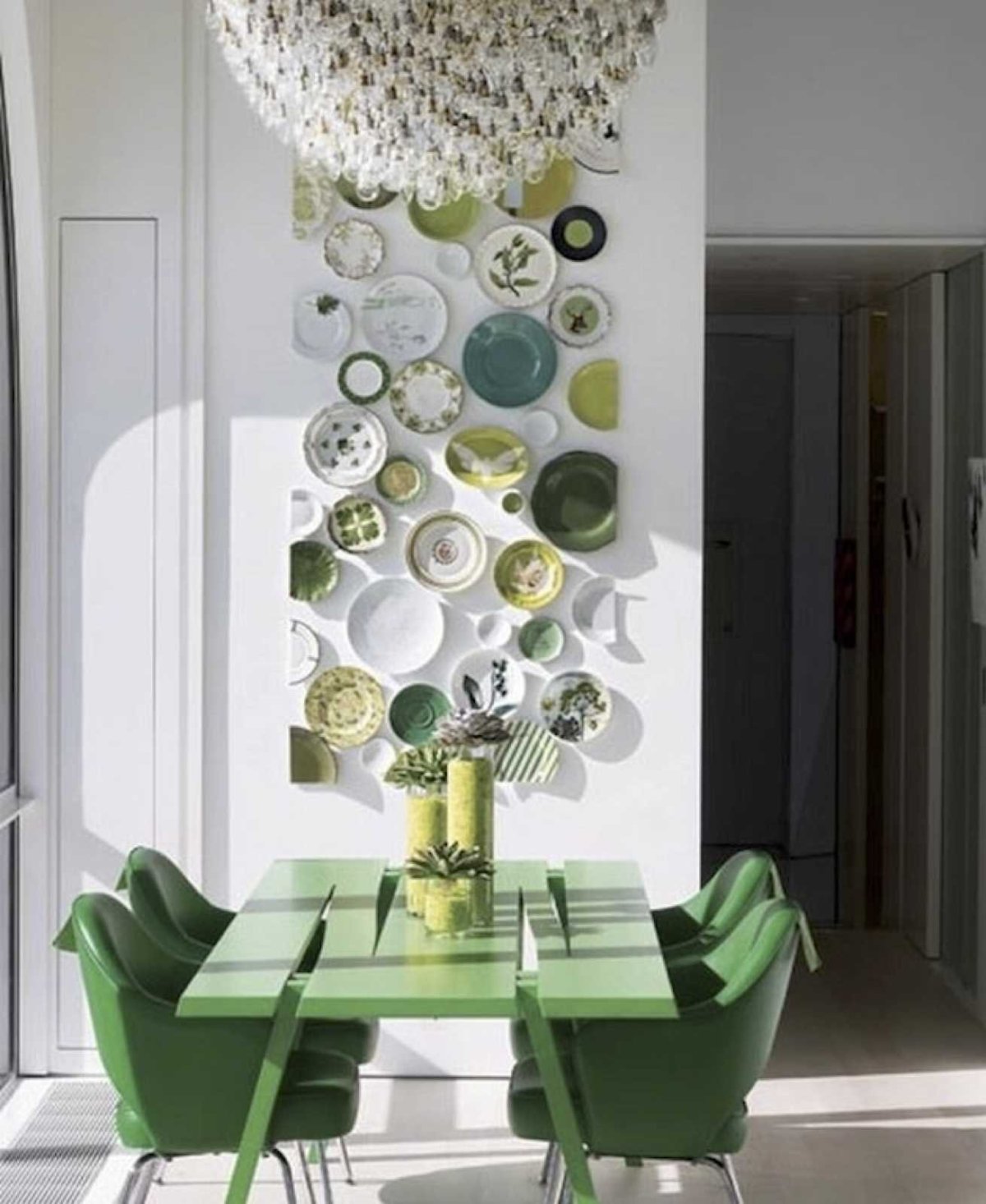 Яркая стена на кухне