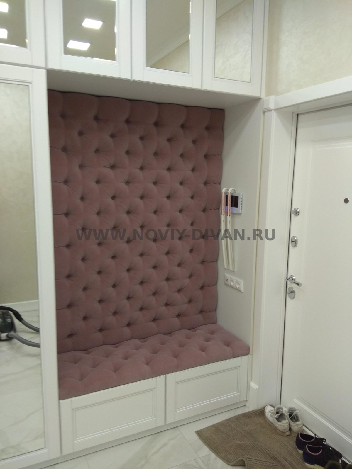 Прихожая с мягкой панелью