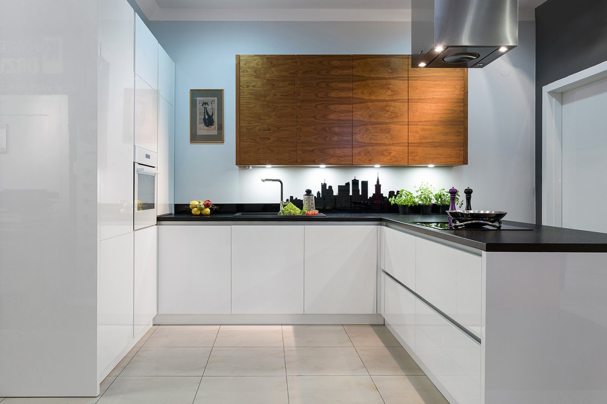 Белая кухня с деревянной столеш