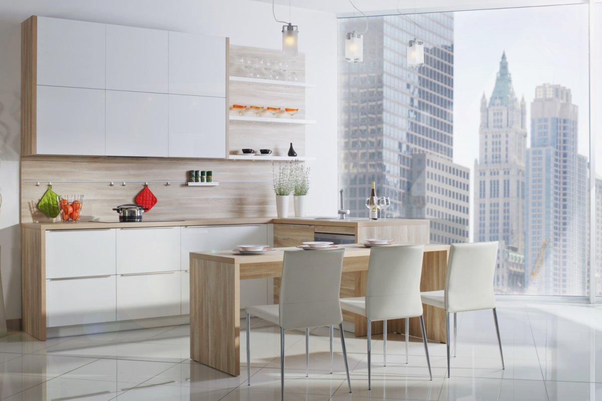 Белая кухня с деревянной столешницей