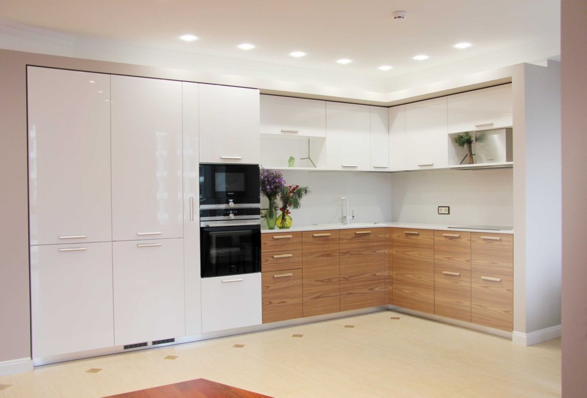 Белая кухня с деревянной столешницей