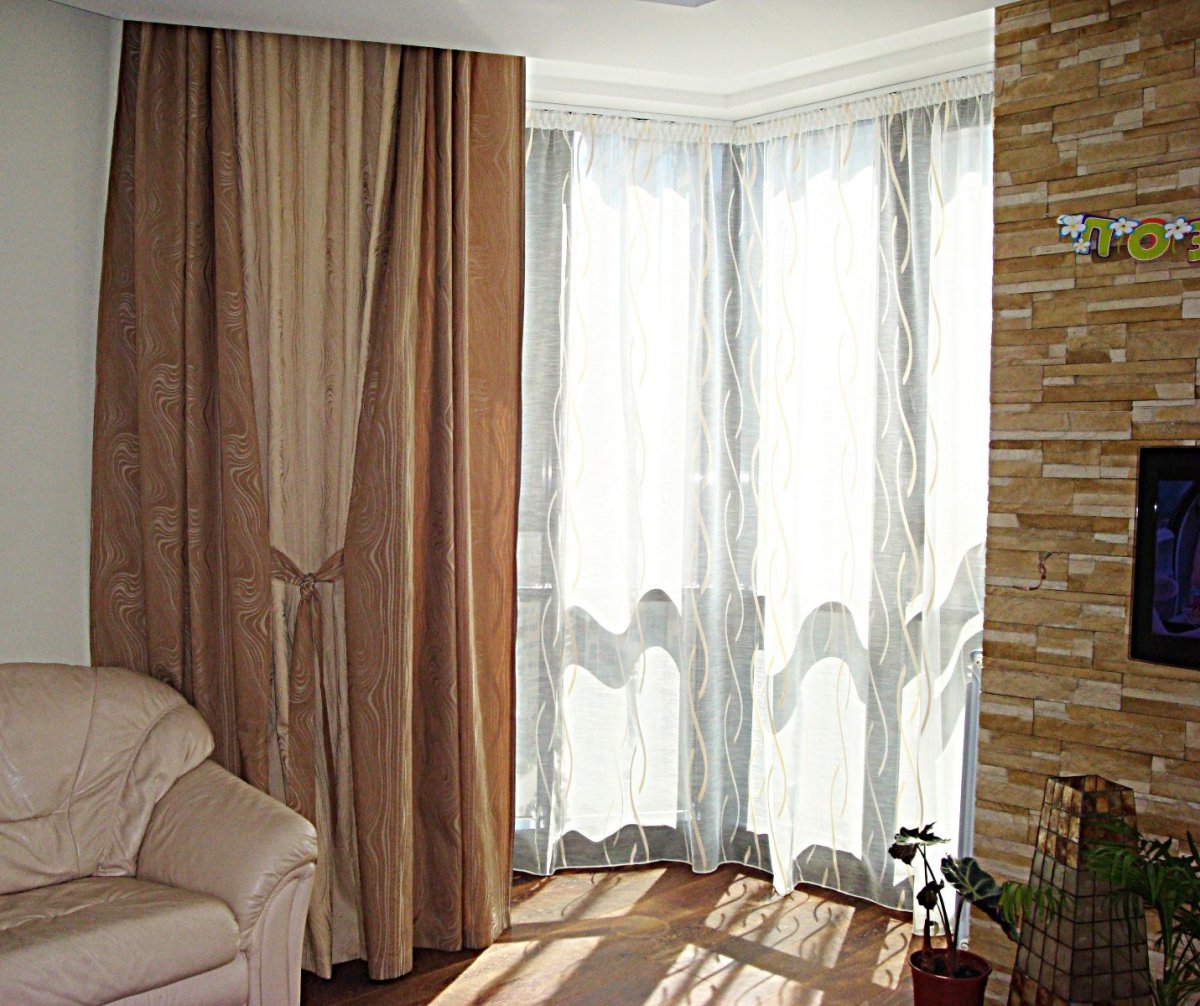 Шторы на окна с простенком в гостиную