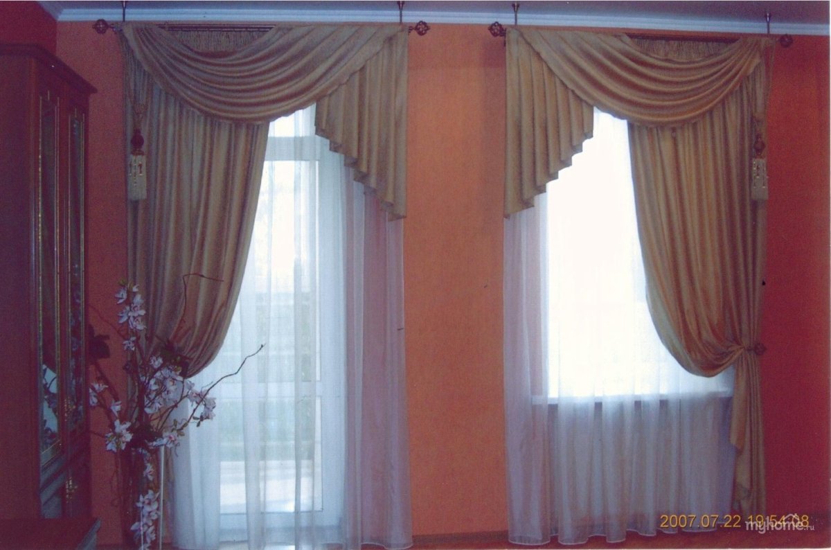 Карнизы на два окна рядом