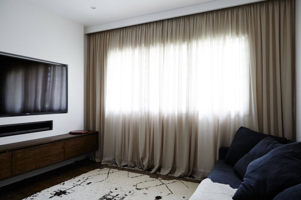 Шторы в зал в современном стиле в доме на два окна