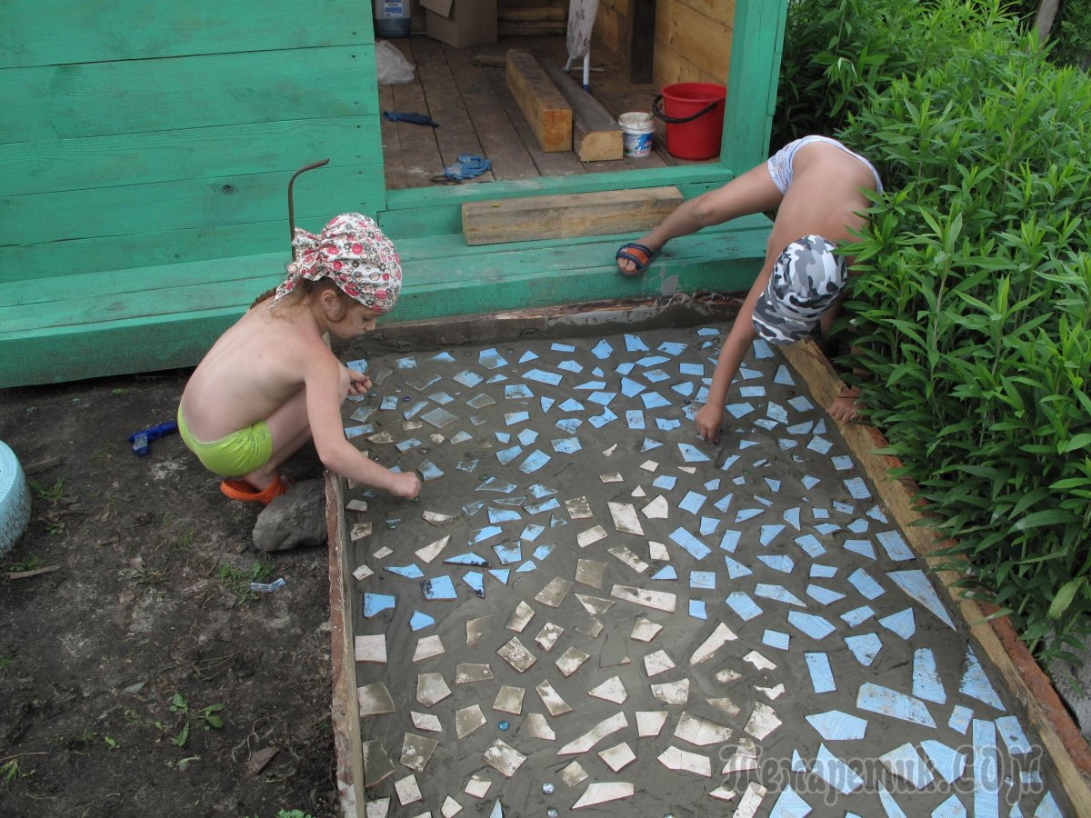 Дорожки из битой плитки на даче