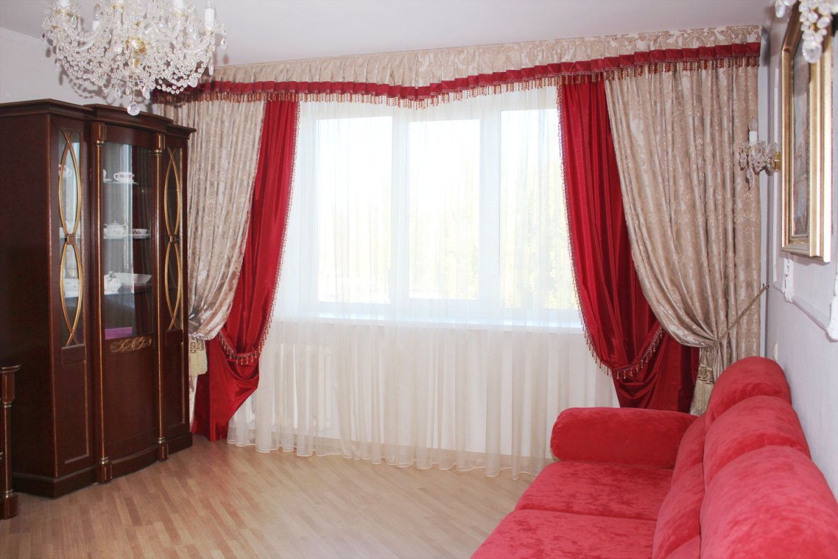 Зеленые бархатные шторы в эркере