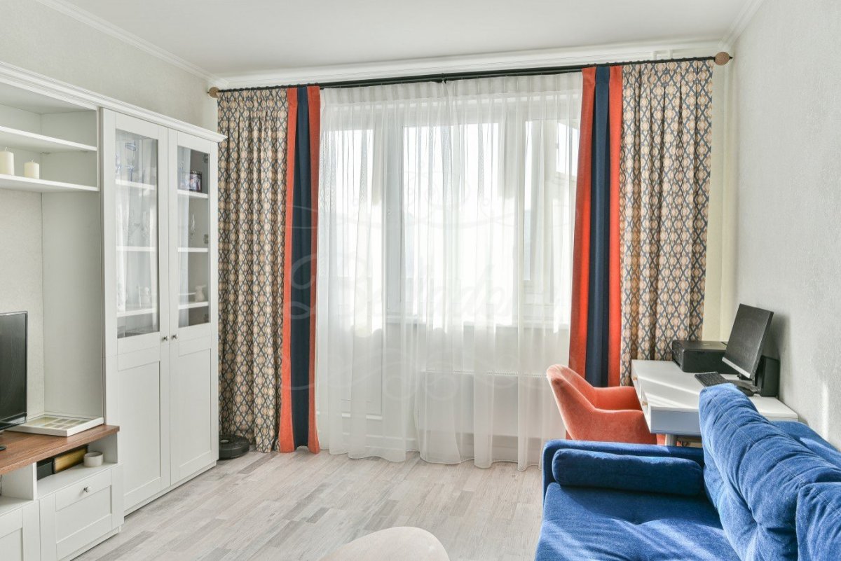 Шторы с кантом в интерьере гостиной