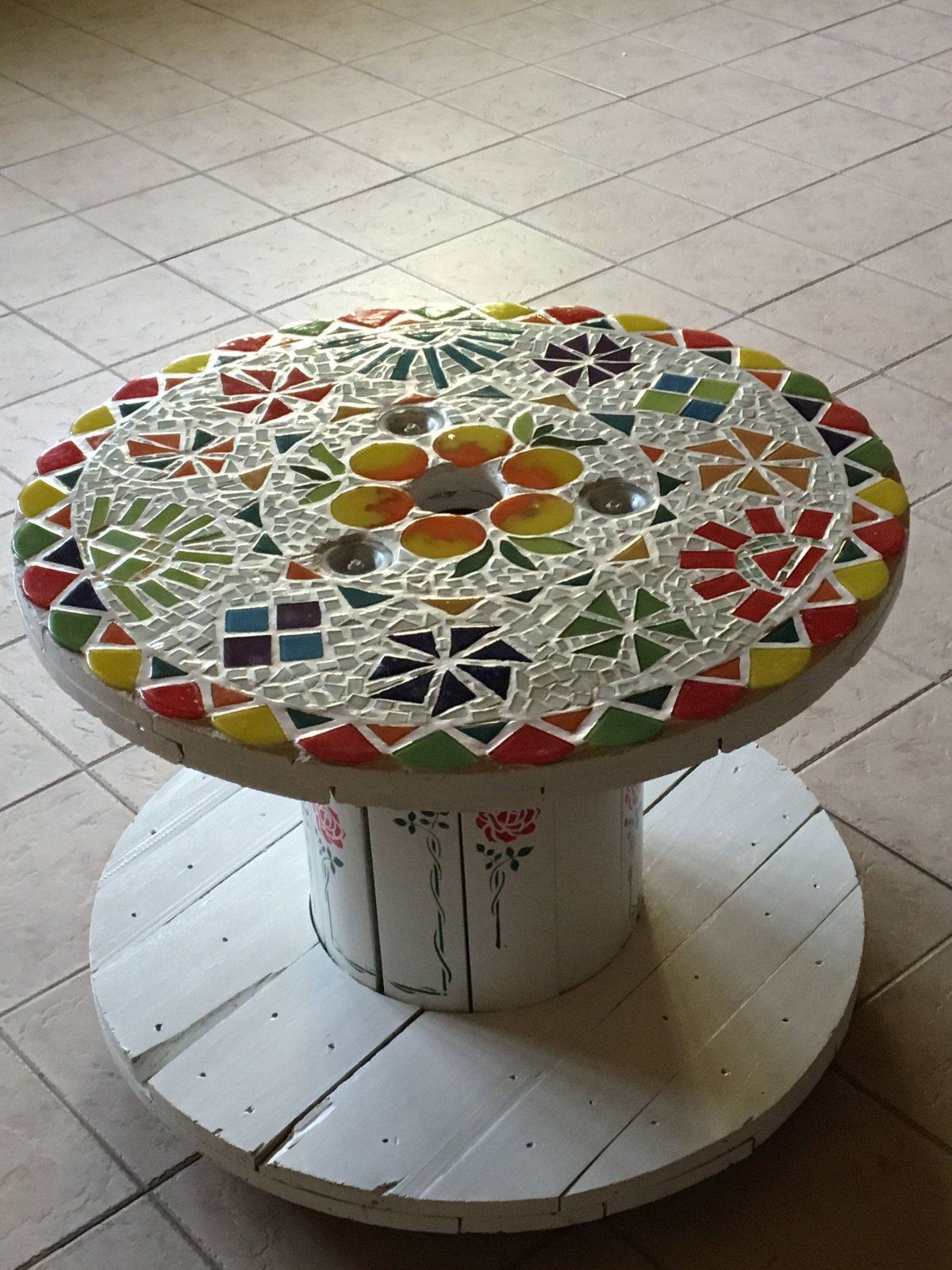 Столик из битой плитки
