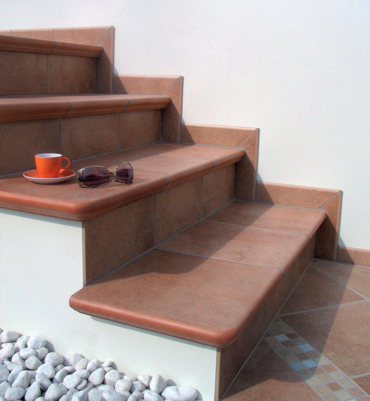 Отделка ступеней на крыльце из бетона