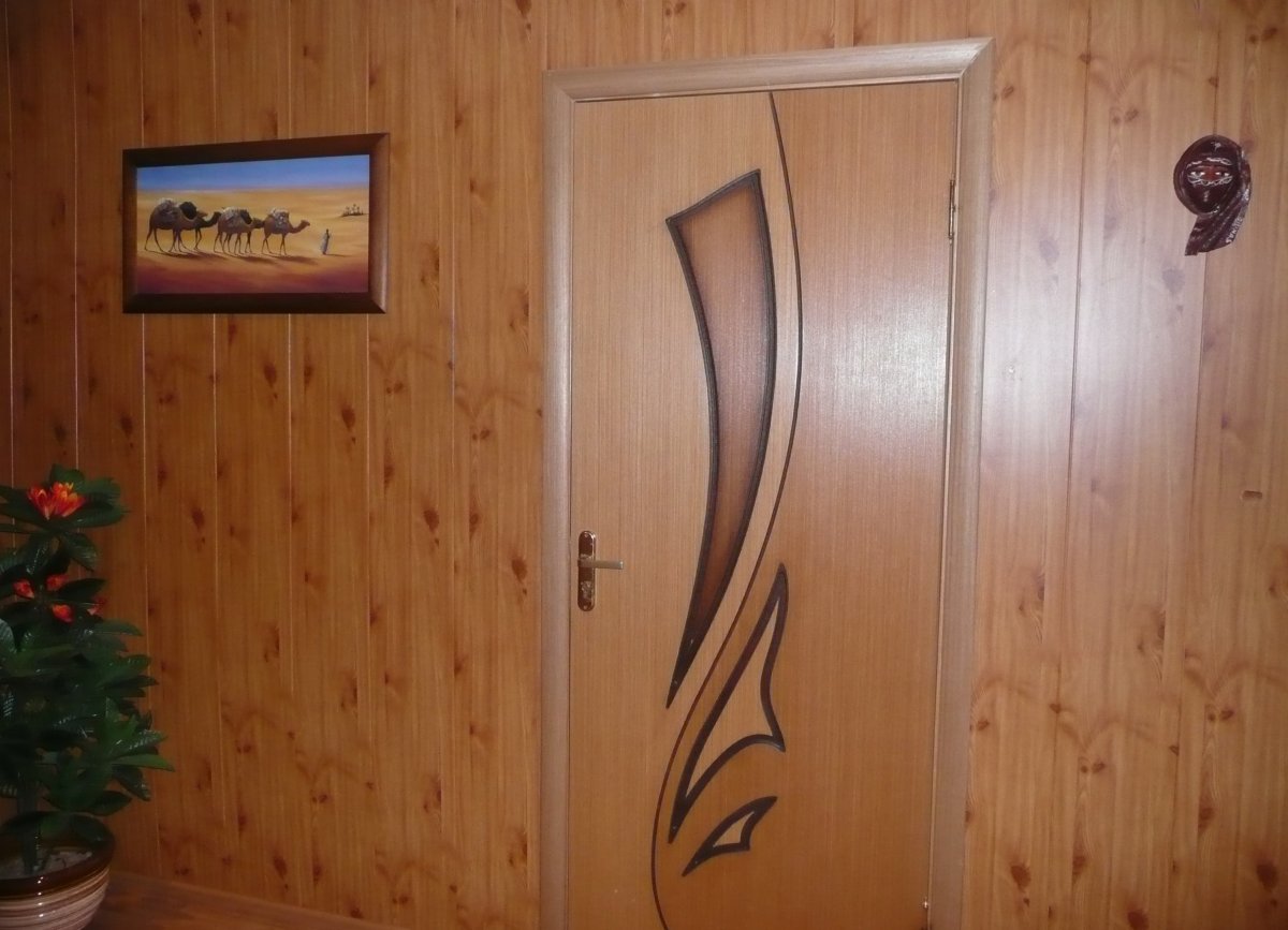 Деревянные панели в прихожей