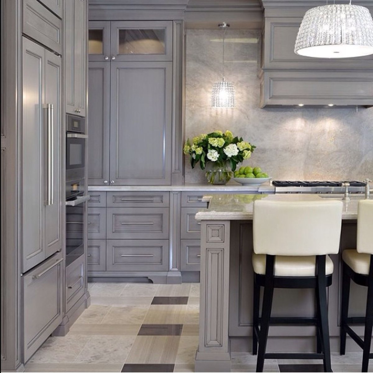 Кухня серого цвета с латунными ручками