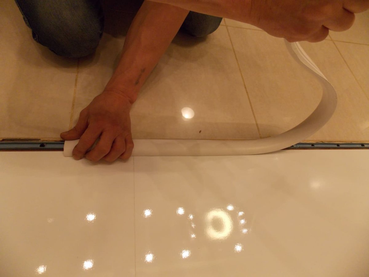 Стык между плиткой и линолеумом