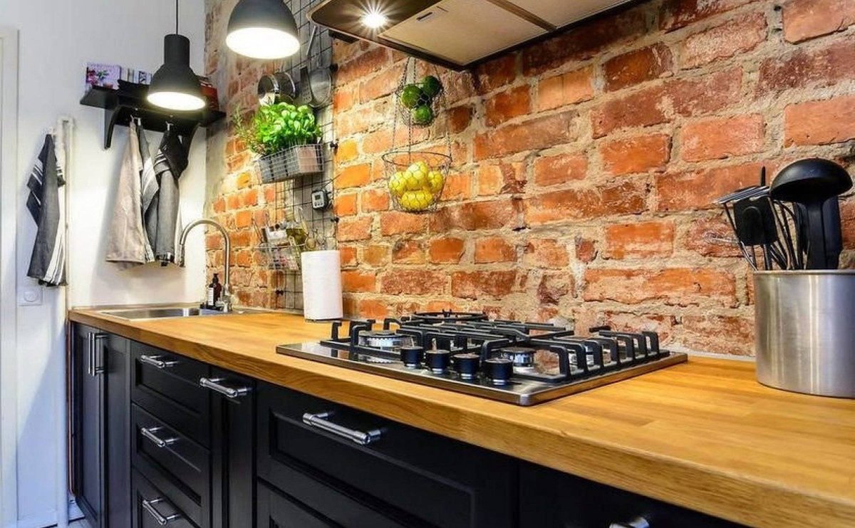 Инсталляция на кухне из кирпичей