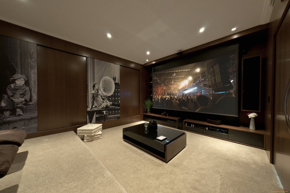 Комната с большим телевизором