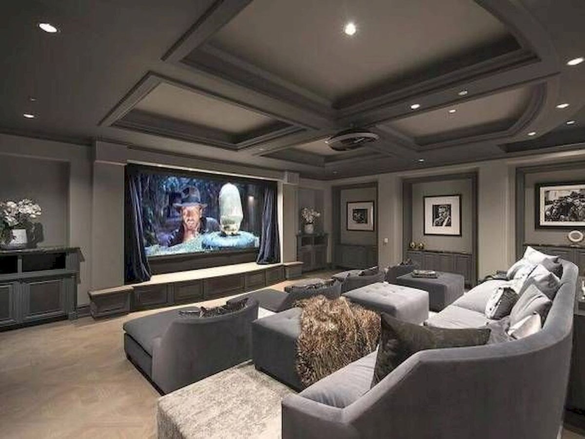 Большой телевизор на стене