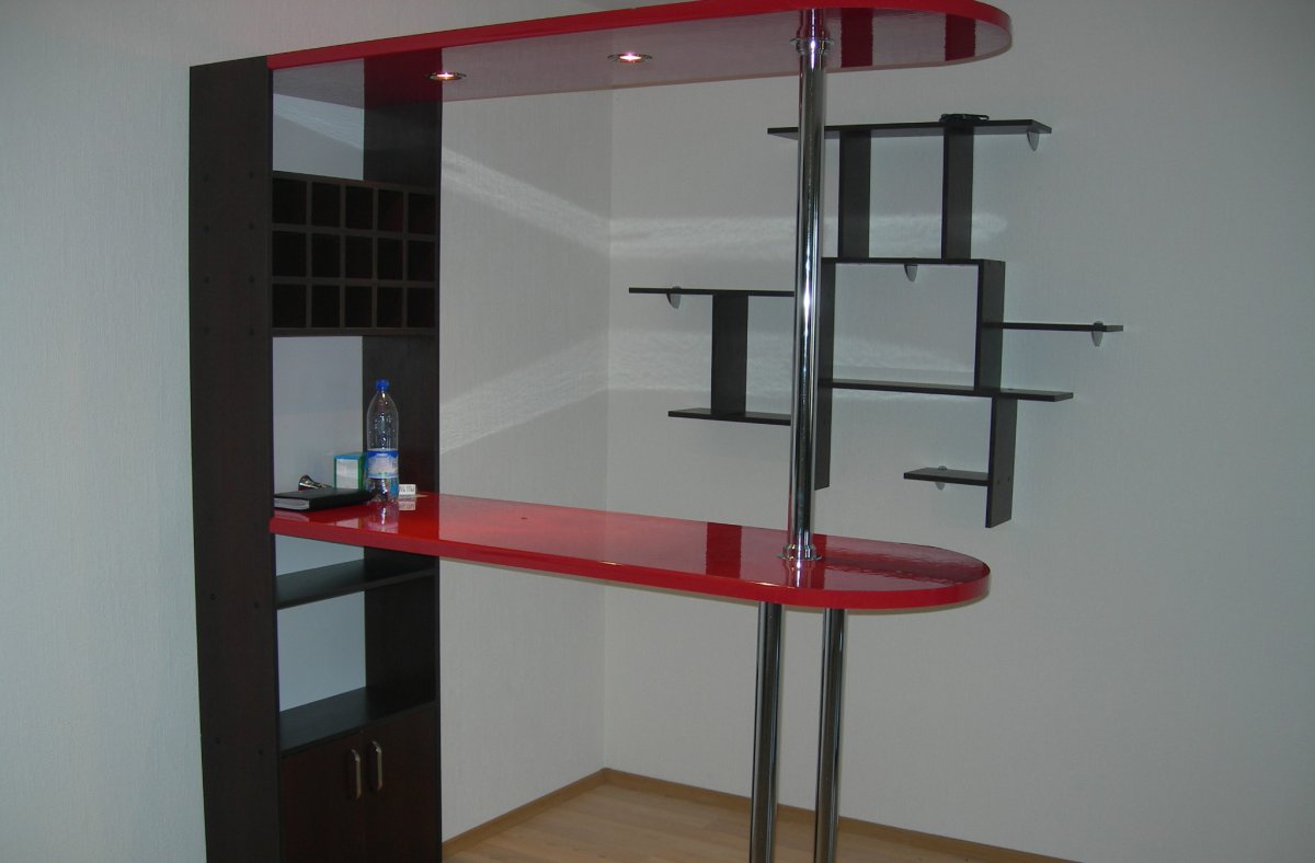 Барная стойка с полками на стене