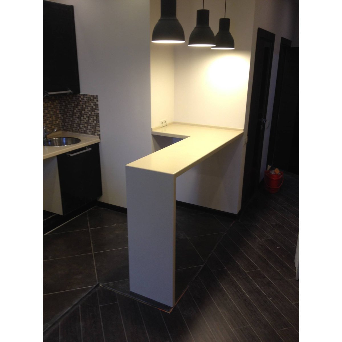 Кухонный гарнитур с барной стойкой на лоджии