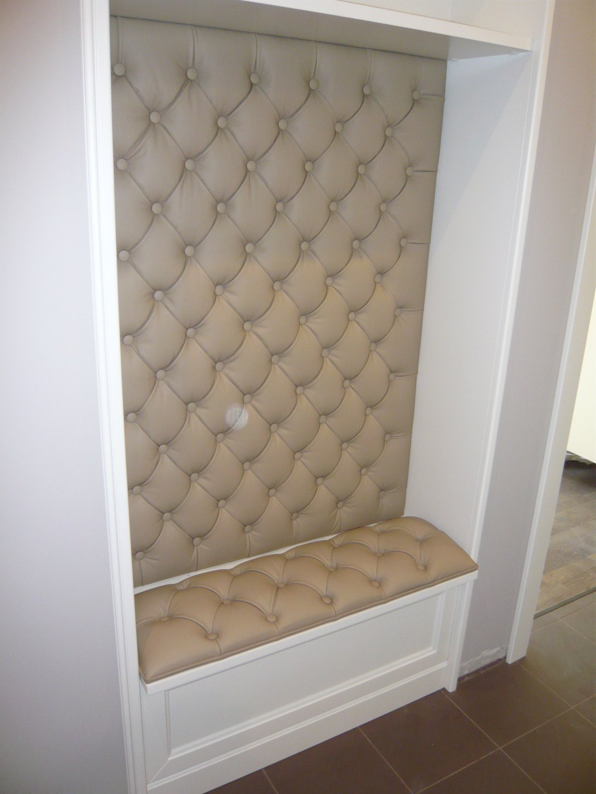 Шкаф-купе в прихожую с пуфиком